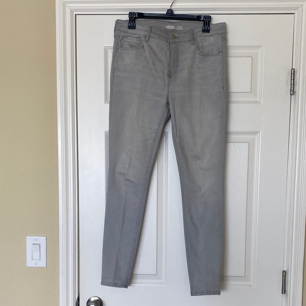 Old Navy Women's Skinny Jeans in Light Gray